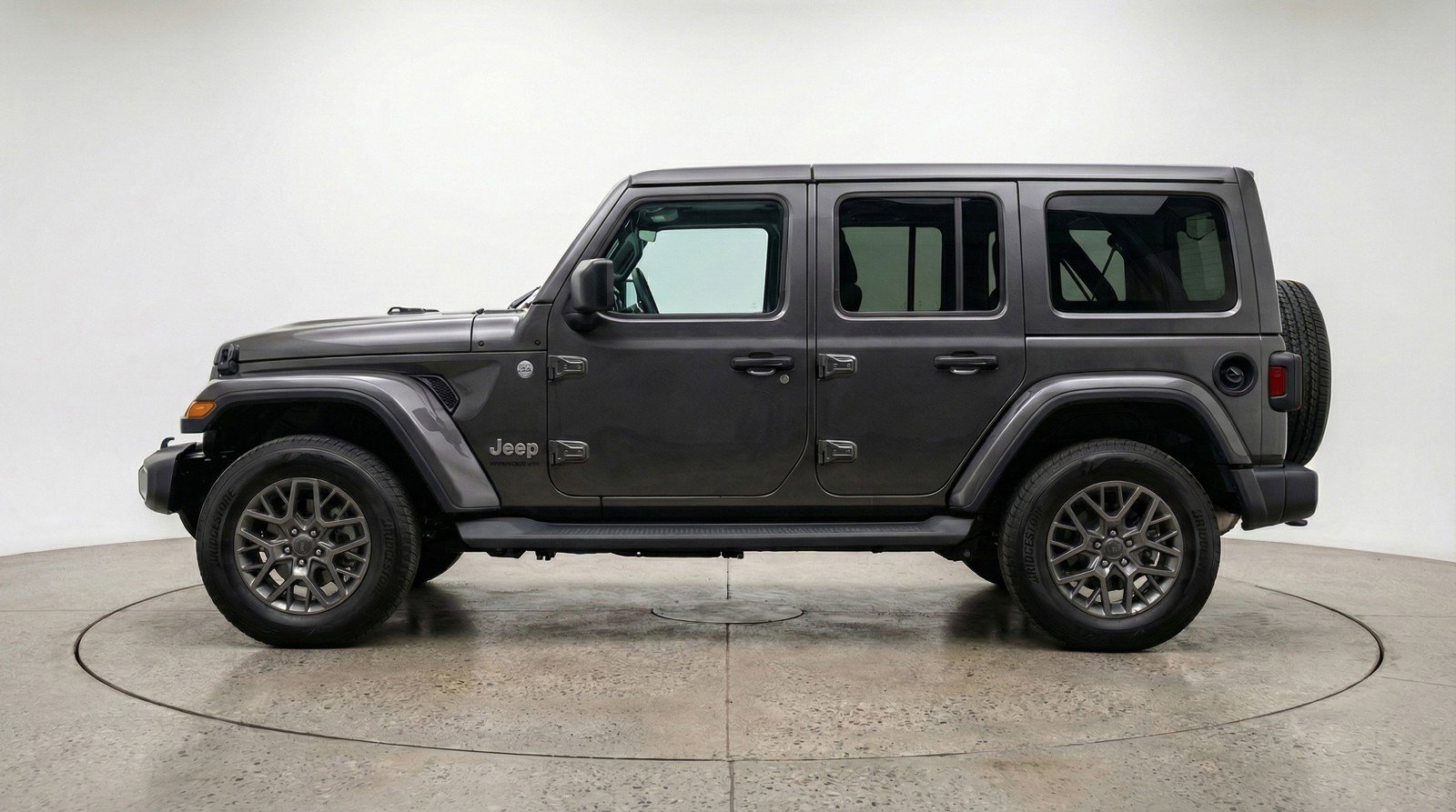 Used 2025 Jeep Wrangler Sahara image 5