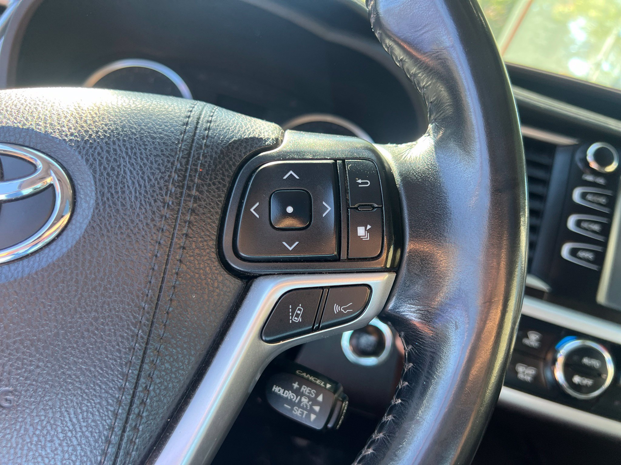 Used 2019 Toyota Highlander XLE AWD/4WD image 21