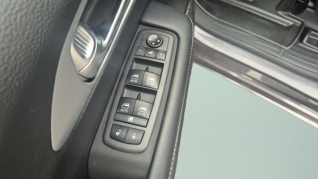 Used 2020 Chrysler Pacifica Limited w/ Advanced Safetytec Group FWD image 23