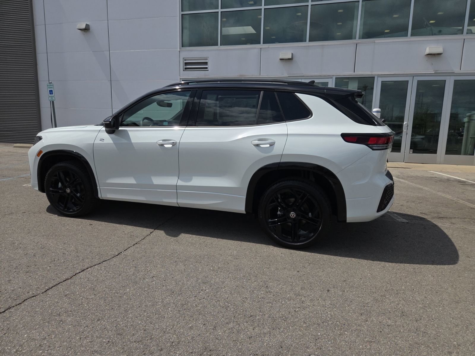New 2026 Volkswagen Tiguan SE R-Line AWD/4WD image 11