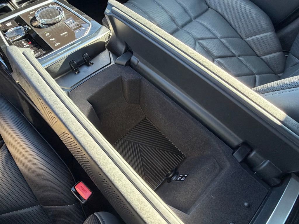 Used 2025 BMW 740i xDrive image 27