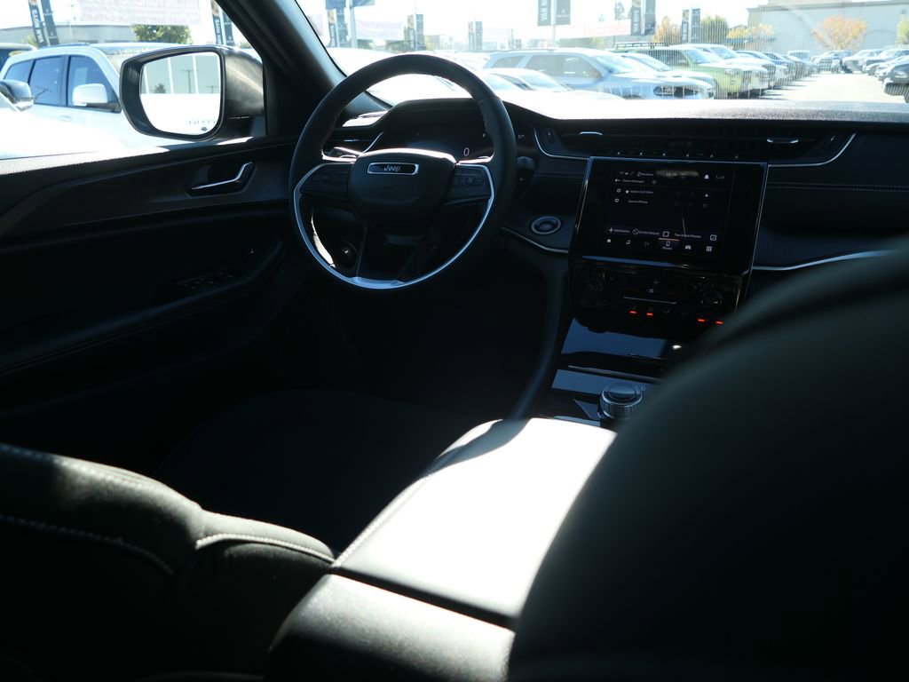 Used 2025 Jeep Grand Cherokee L Laredo w/ Luxury Tech Group I image 21