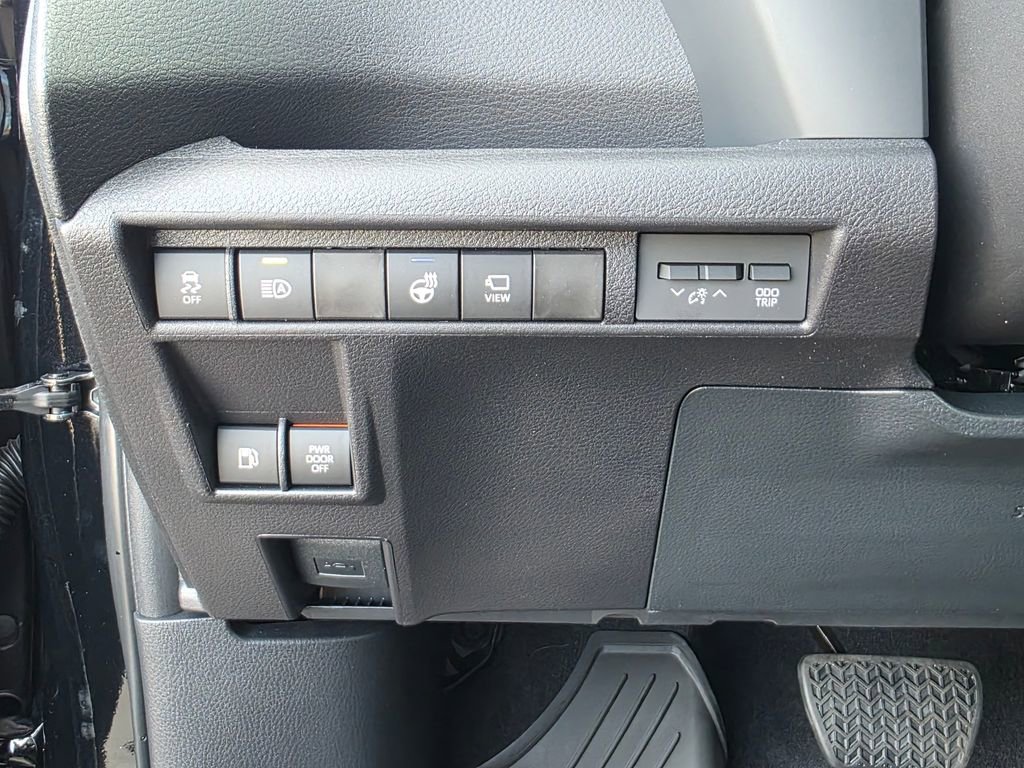 Used 2025 Toyota Sienna Platinum image 13