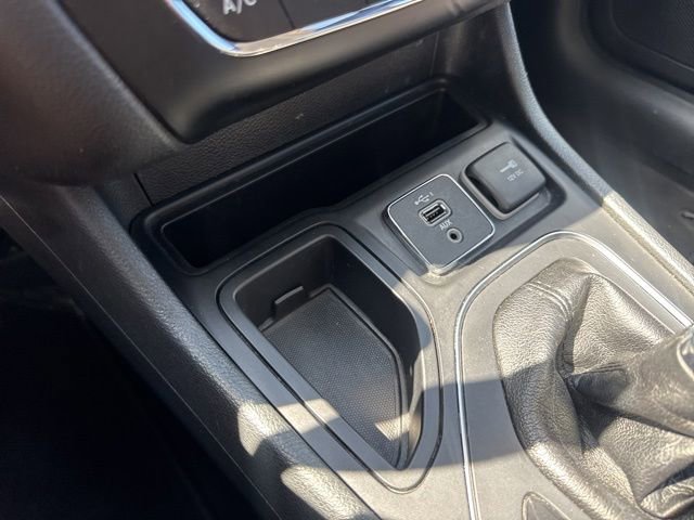 Used 2019 Jeep Cherokee Latitude w/ Popular Appearance Group FWD image 20