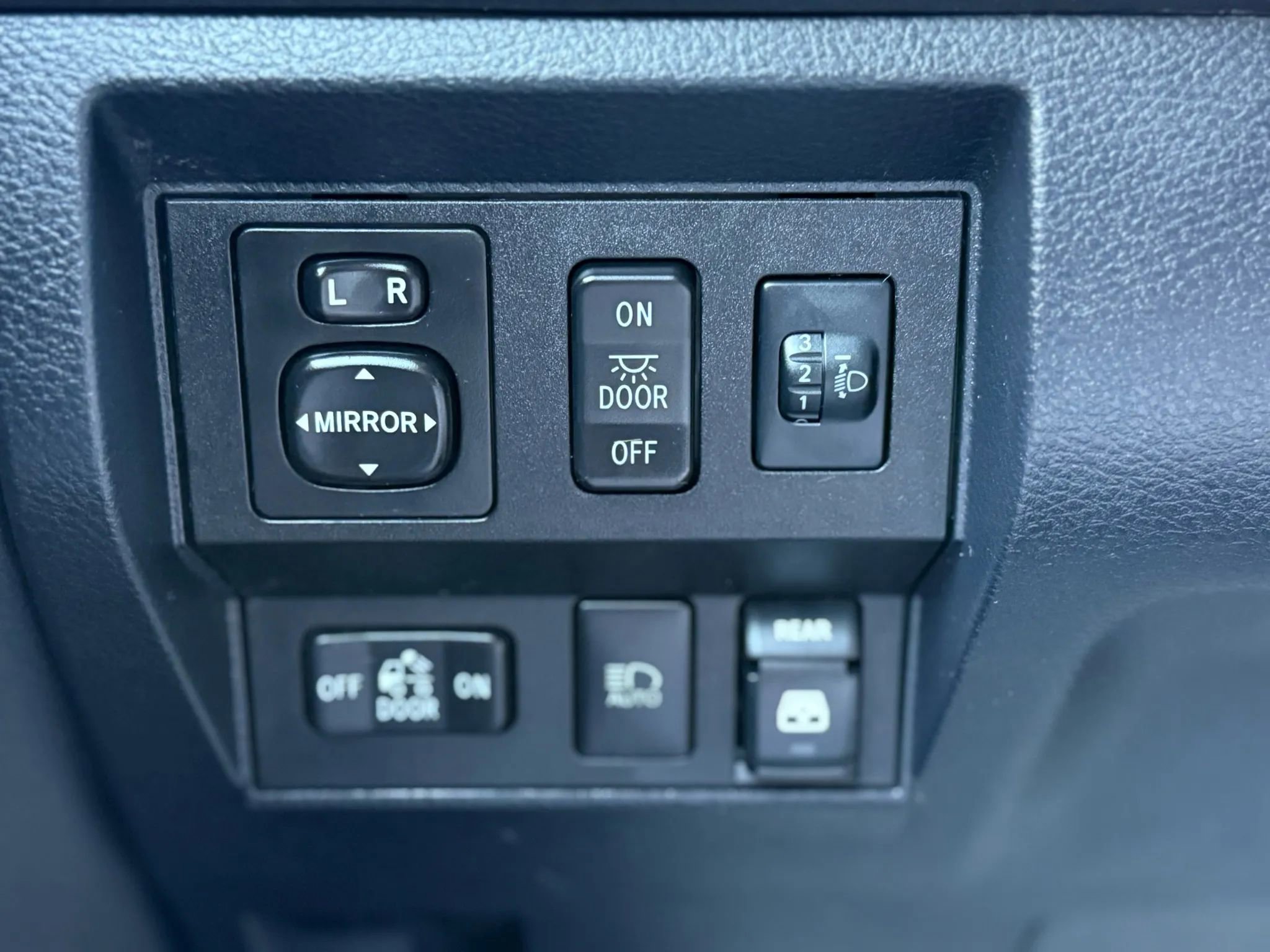 Used 2018 Toyota Tundra SR5 w/ SR5 Upgrade Package image 23