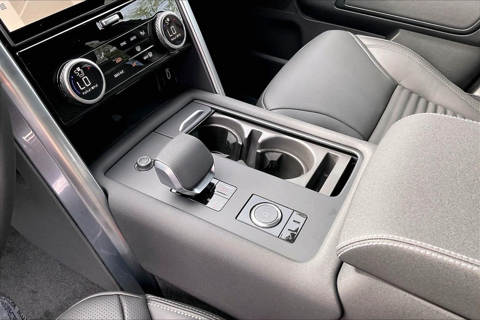 New 2026 Land Rover Discovery Dynamic SE AWD/4WD image 13