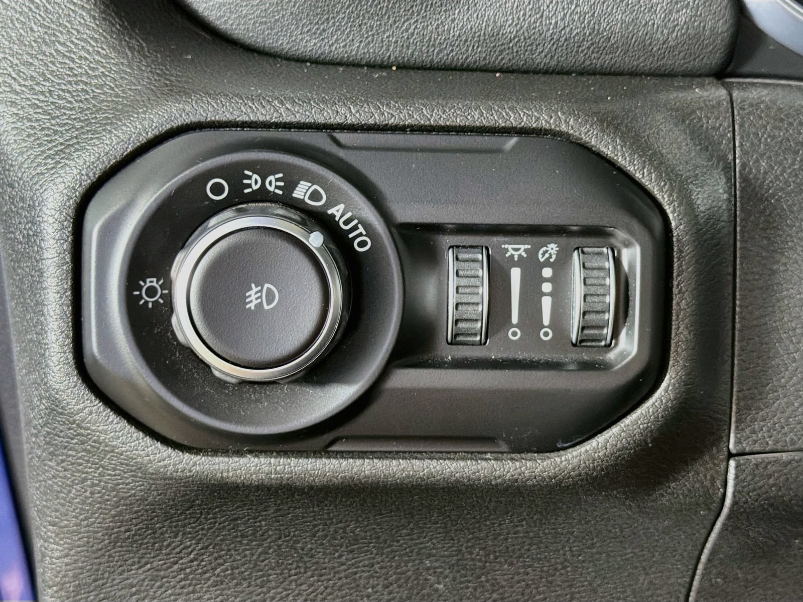 Used 2018 Jeep Wrangler Unlimited Sahara AWD/4WD image 10