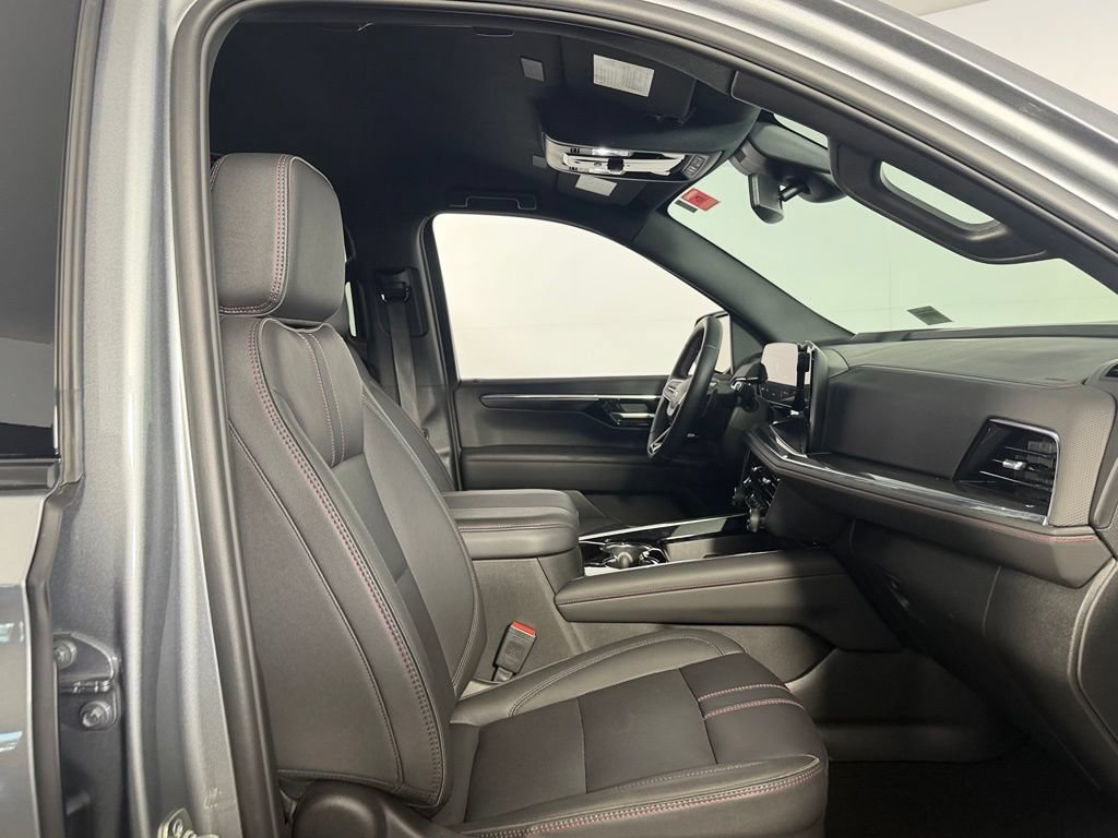 Used 2026 Chevrolet Suburban RST AWD/4WD image 32