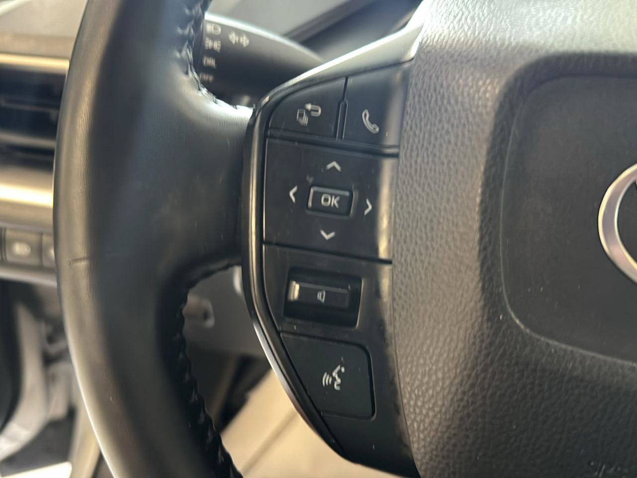 Used 2024 Toyota Prius LE FWD image 11