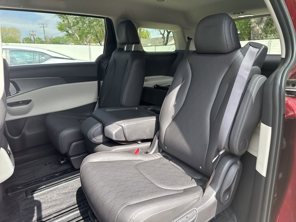 Used 2023 Kia Carnival LX image 5
