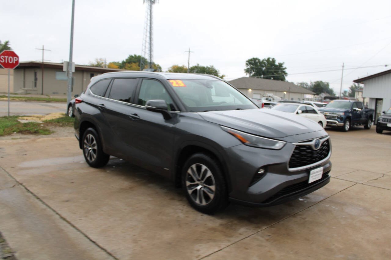 Used 2023 Toyota Highlander XLE AWD/4WD image 2