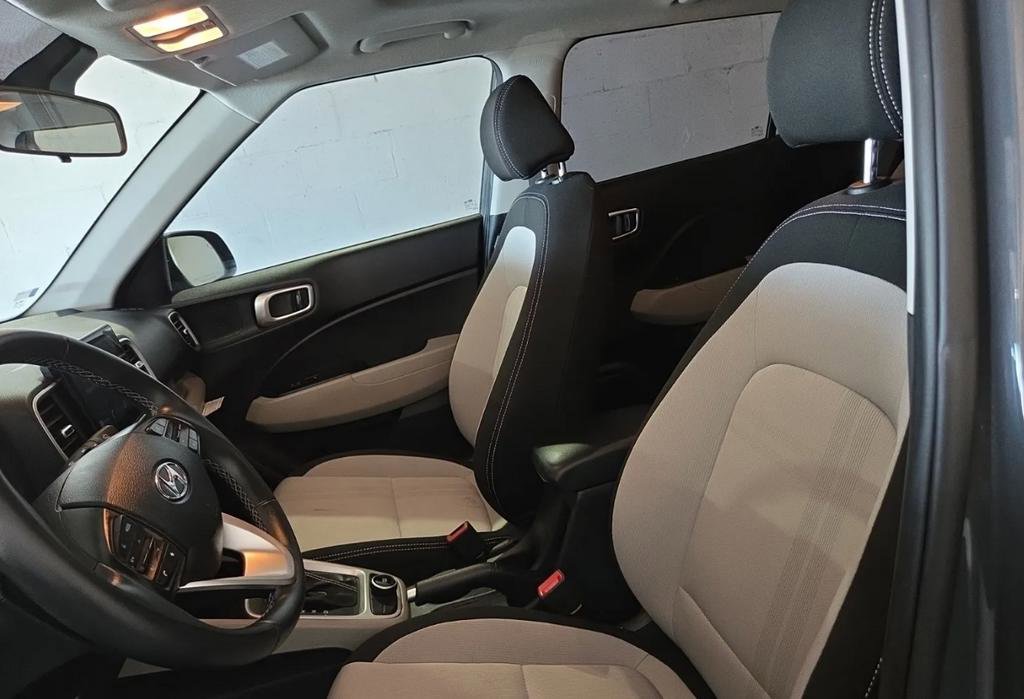 Used 2025 Hyundai Venue SEL FWD image 4