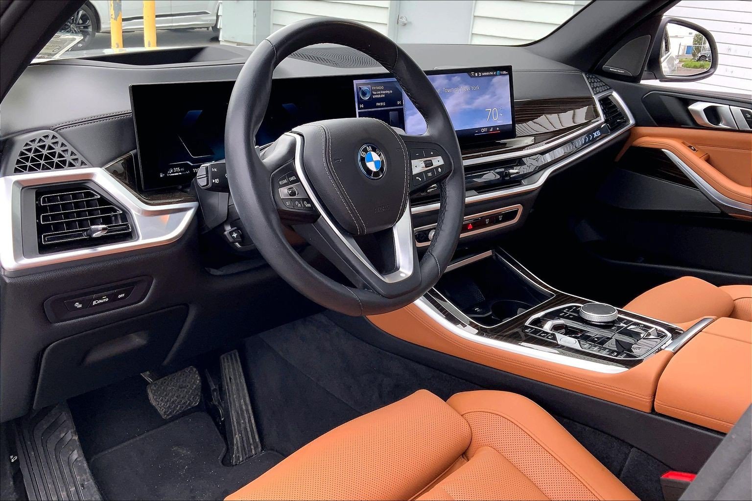 Used 2025 BMW X5 xDrive50e w/ Premium Package AWD/4WD image 3
