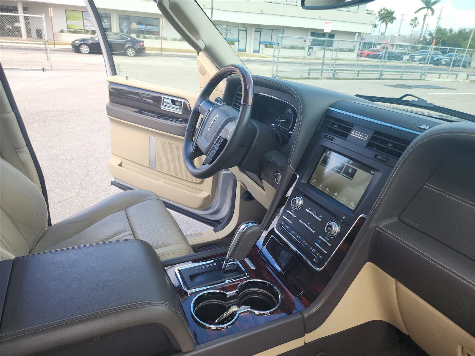 Used 2017 Lincoln Navigator Reserve image 36