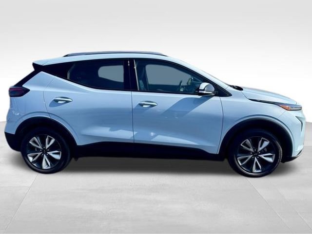 Used 2022 Chevrolet Bolt EUV LT w/ Convenience Package FWD image 3