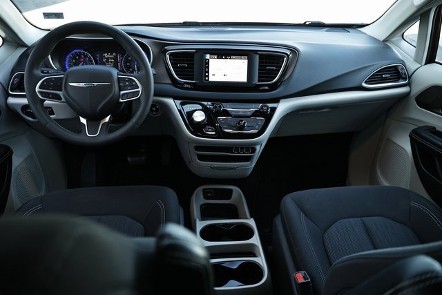 Used 2022 Chrysler Voyager LX image 21