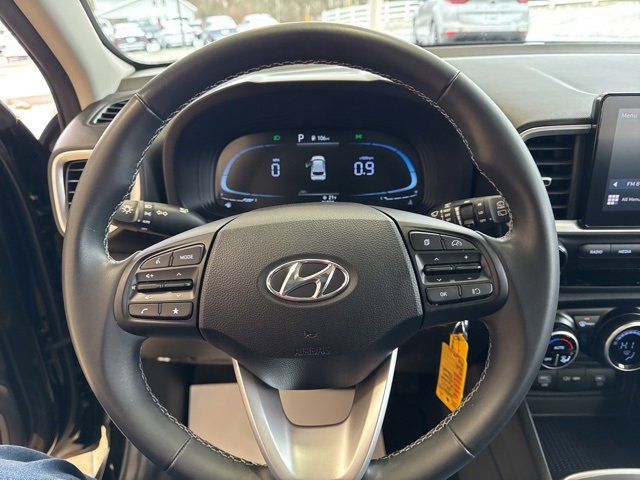 Used 2023 Hyundai Venue SEL image 17