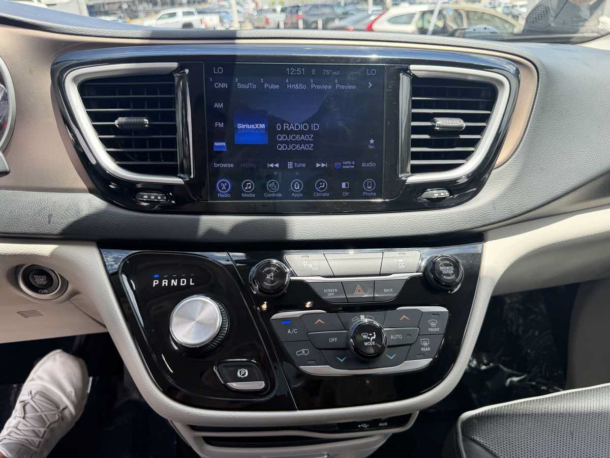 Used 2017 Chrysler Pacifica Touring-L w/ Tire & Wheel Group FWD image 19