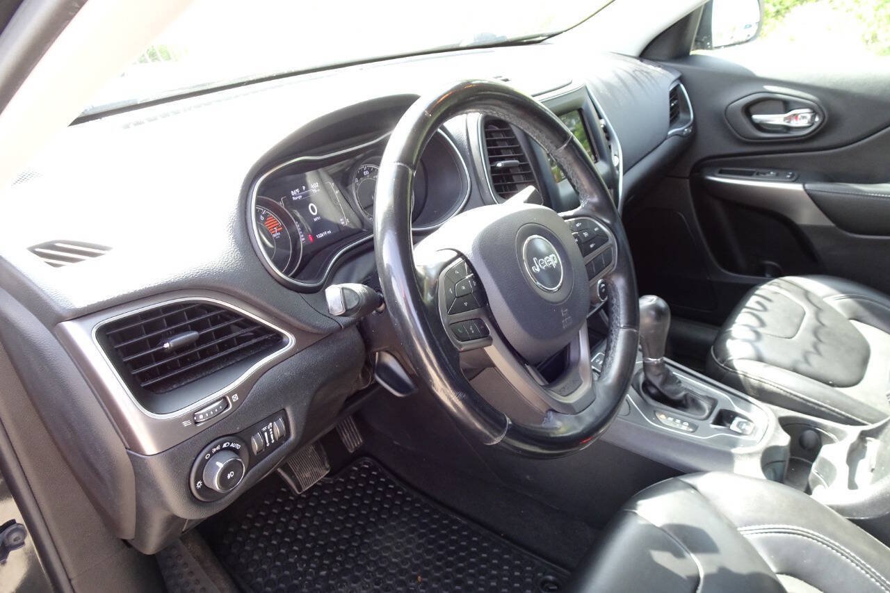 Used 2020 Jeep Cherokee Latitude Plus w/ Cold Weather Group AWD/4WD image 13