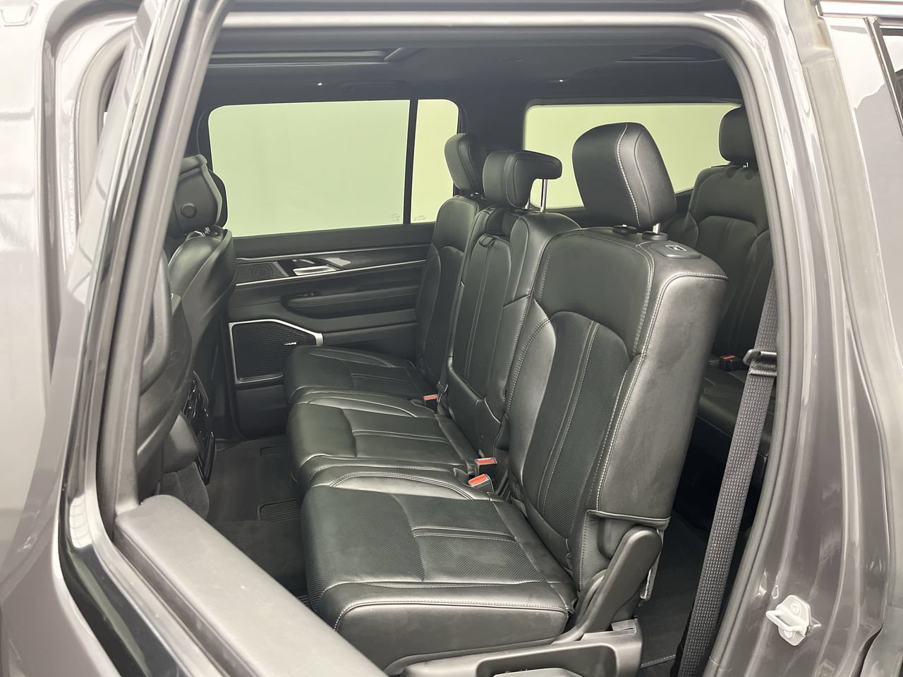 Used 2023 Jeep Wagoneer 4WD w/ Premium Group I image 13