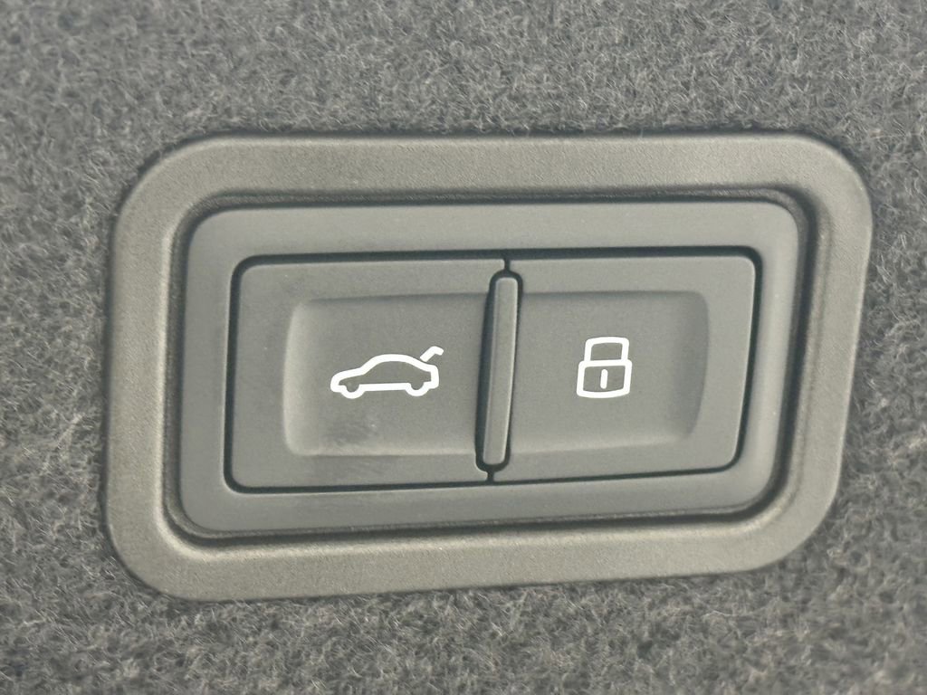 Used 2025 Audi S8 image 22