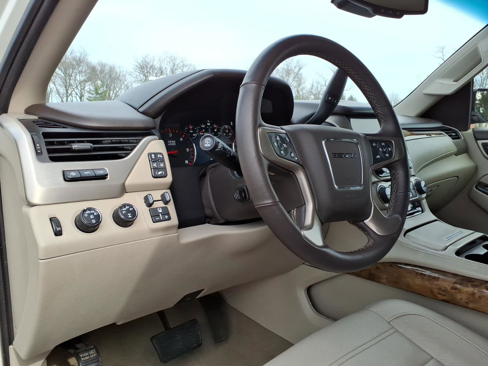 Used 2015 GMC Yukon Denali w/ Premium Package image 14