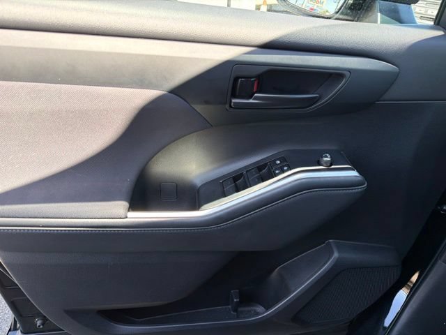 Used 2024 Toyota Highlander LE FWD image 16