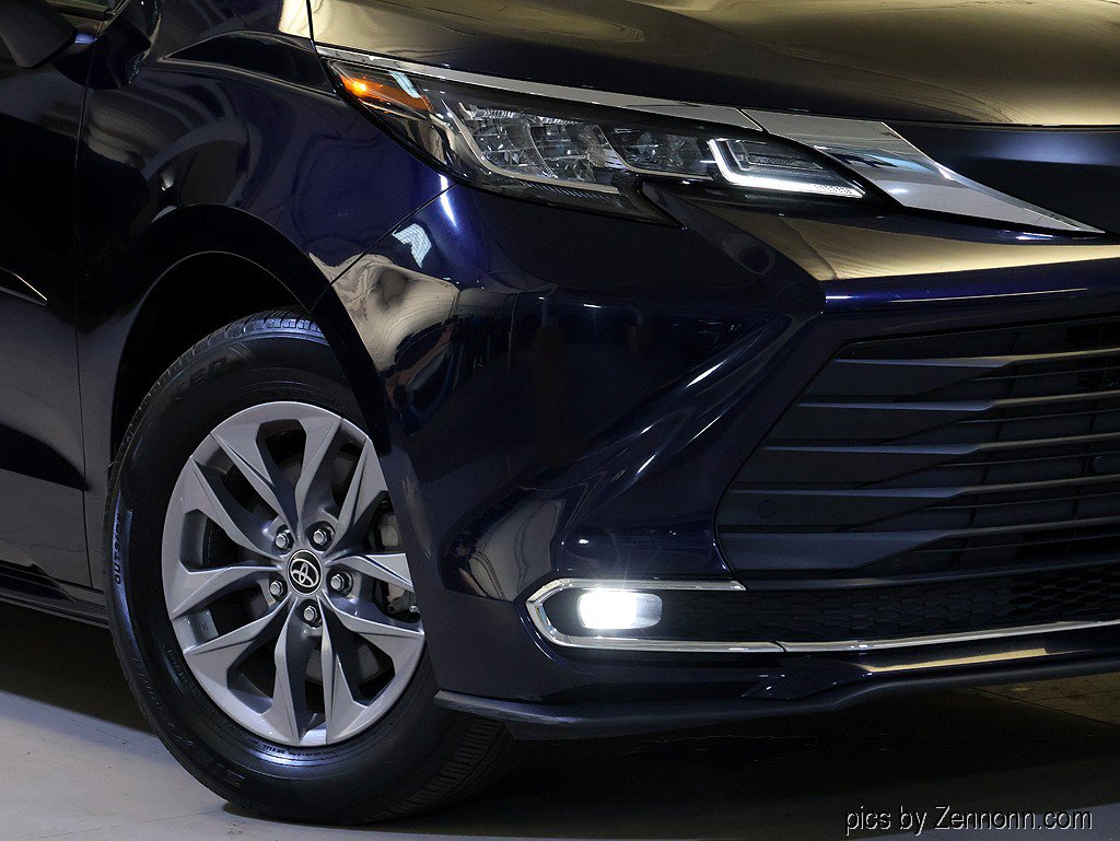 Used 2022 Toyota Sienna XLE FWD image 3