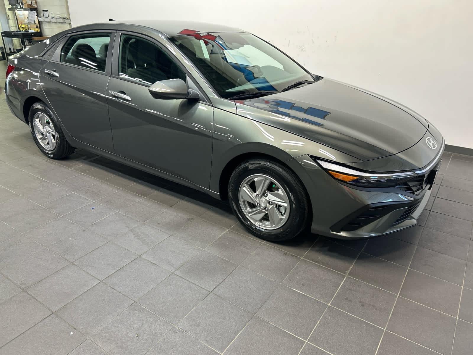 New 2026 Hyundai Elantra SE FWD image 2