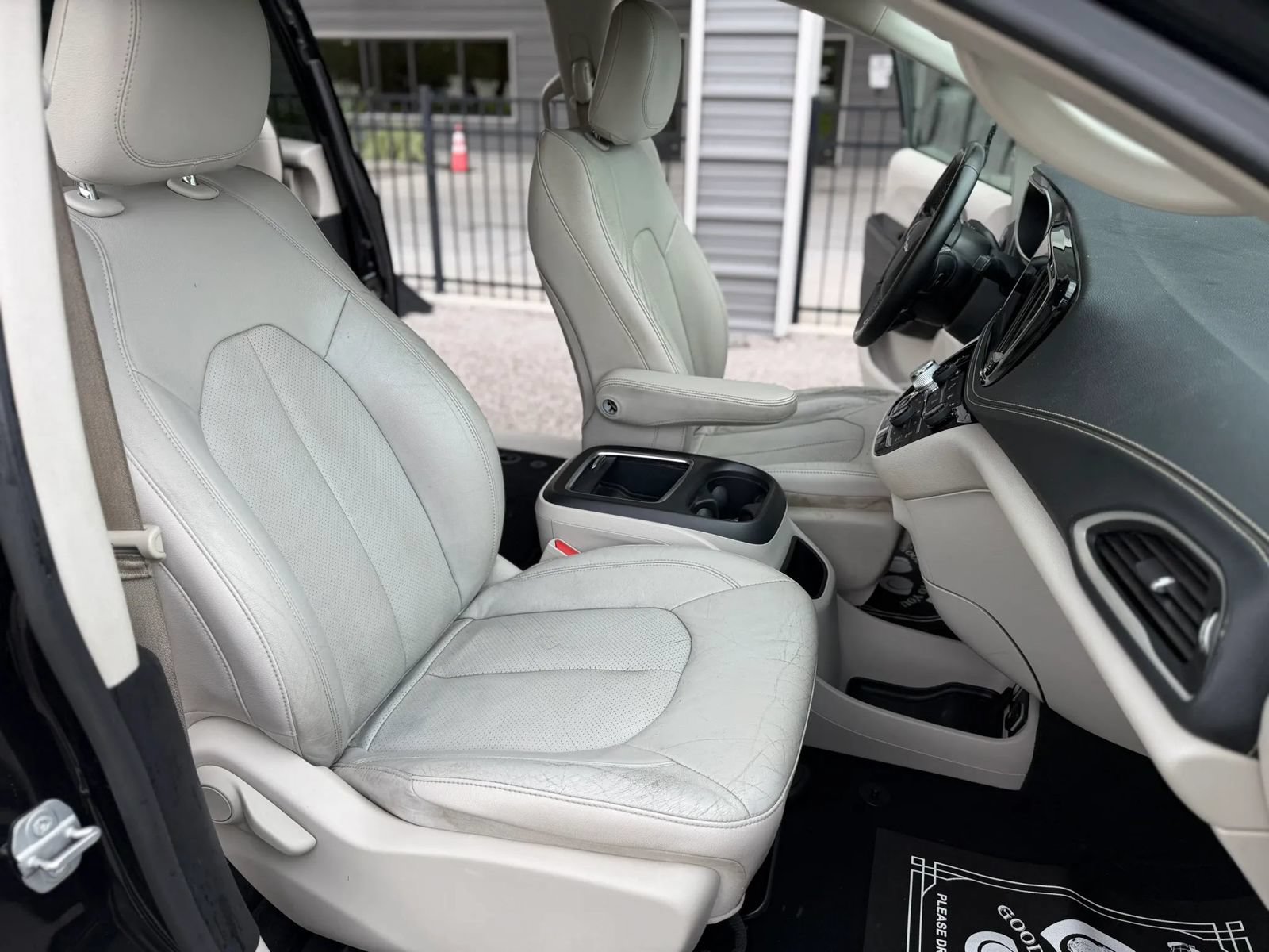 Used 2021 Chrysler Pacifica Touring-L FWD image 16