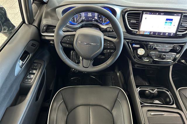 New 2026 Chrysler Pacifica Limited w/ Uconnect Theater Family Group image 11
