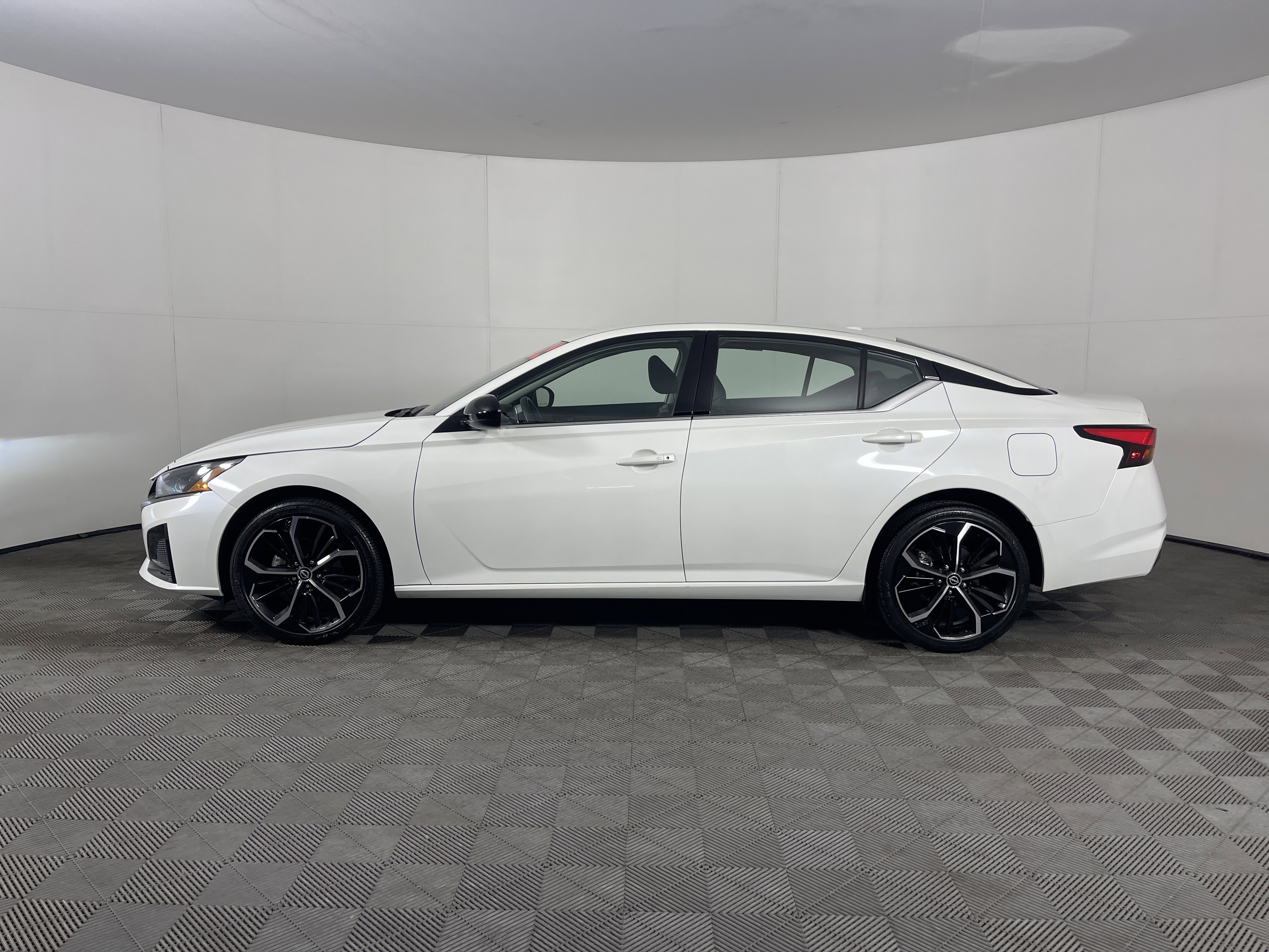 Used 2025 Nissan Altima 2.5 SR image 3