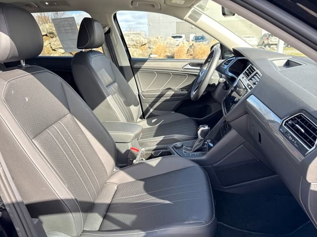 Used 2023 Volkswagen Tiguan SE w/ Panoramic Sunroof Package image 13