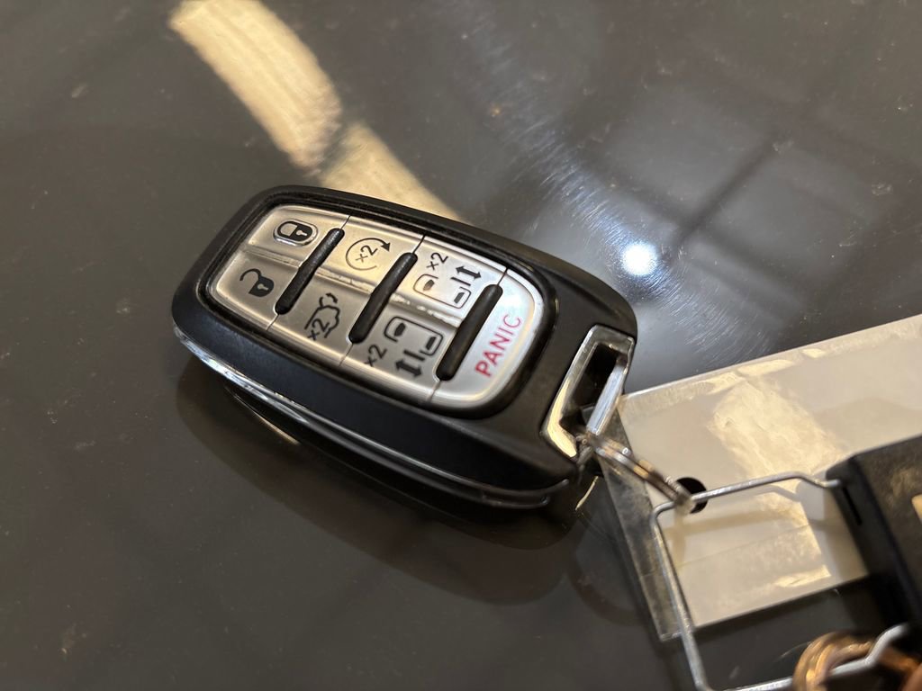 Used 2023 Chrysler Pacifica Touring-L image 37