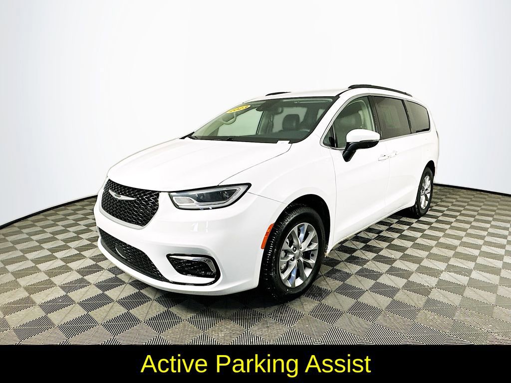 Used 2023 Chrysler Pacifica Touring-L image 5