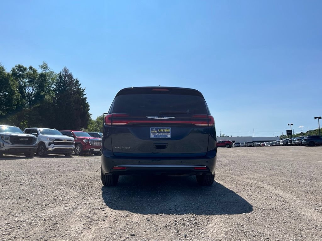 Used 2025 Chrysler Pacifica Select FWD image 9