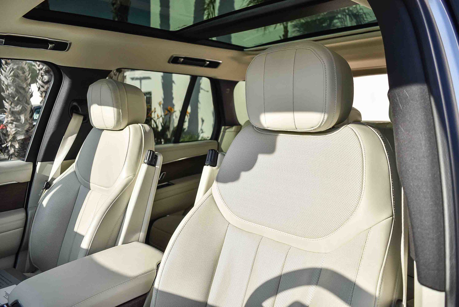 Certified 2025 Land Rover Range Rover SE image 26