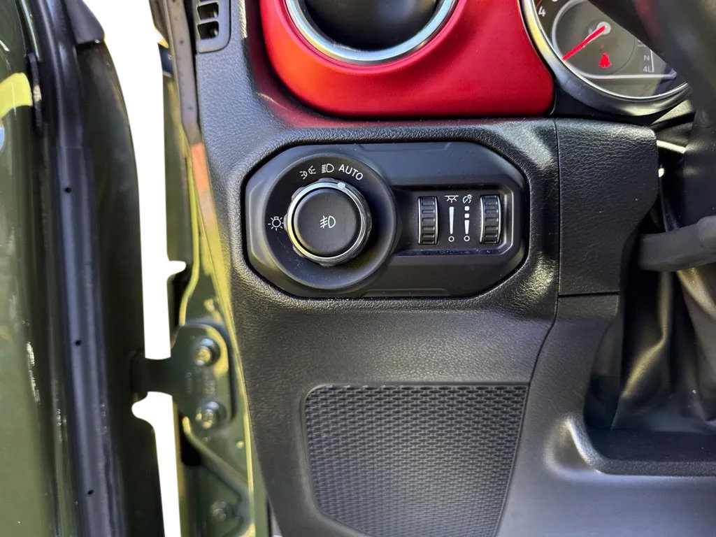 Used 2022 Jeep Wrangler Unlimited Rubicon w/ LED Lighting Group AWD/4WD image 19