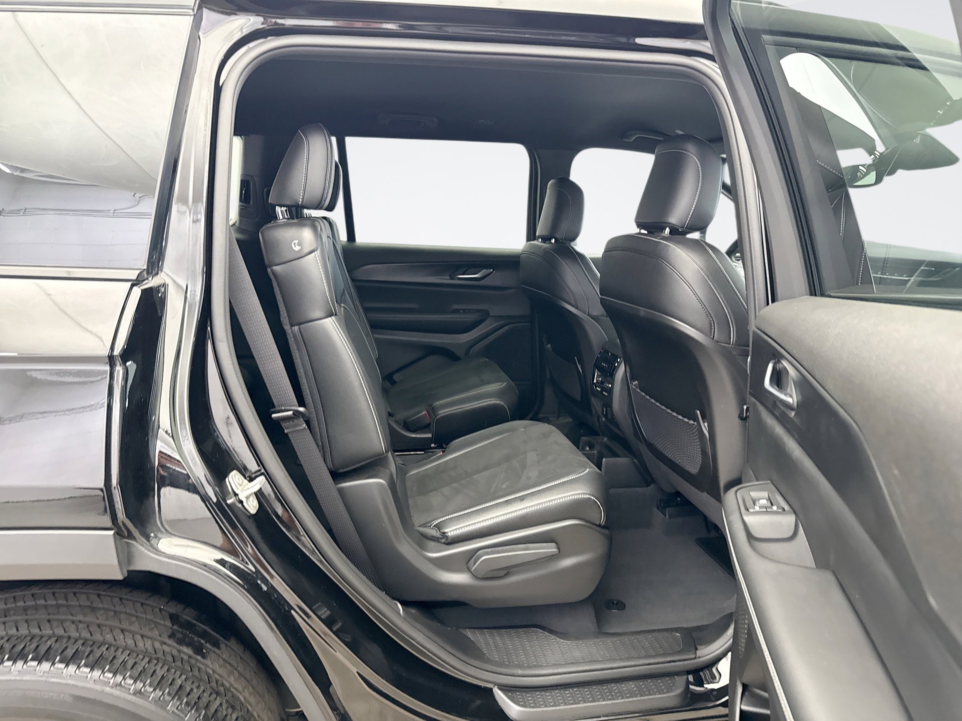 Used 2023 Jeep Grand Cherokee L Laredo image 17