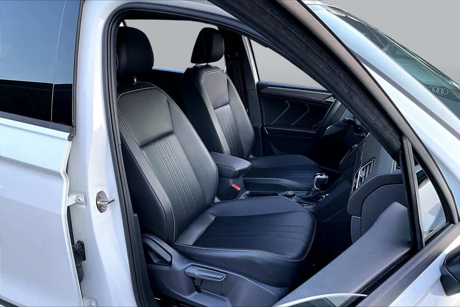 Used 2024 Volkswagen Tiguan SE R-Line AWD/4WD image 9