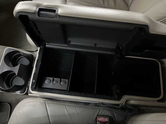 Used 2005 Lincoln Town Car Signature Limited image 36