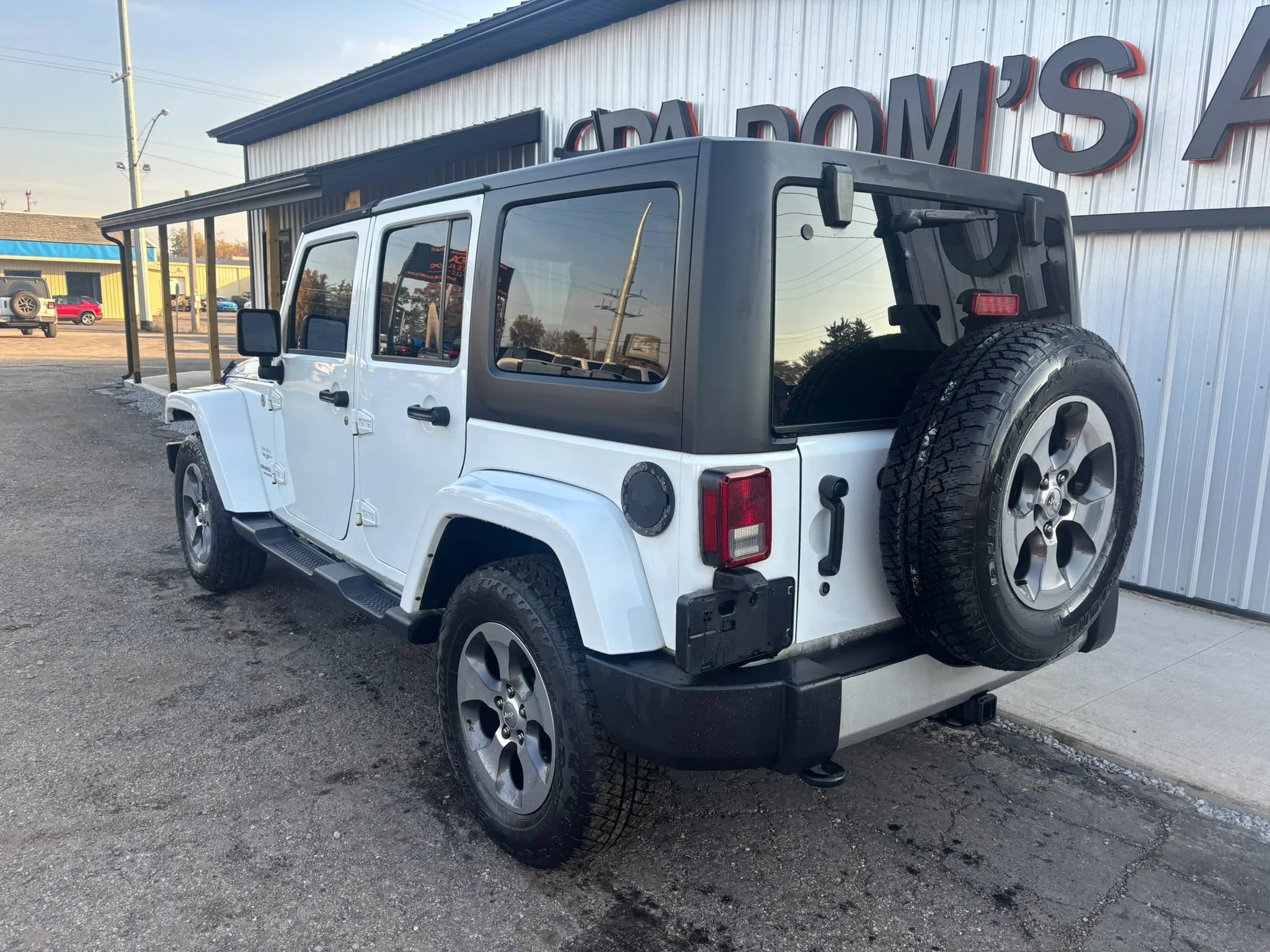 Used 2017 Jeep Wrangler Unlimited Sahara w/ Max Tow Package AWD/4WD image 3