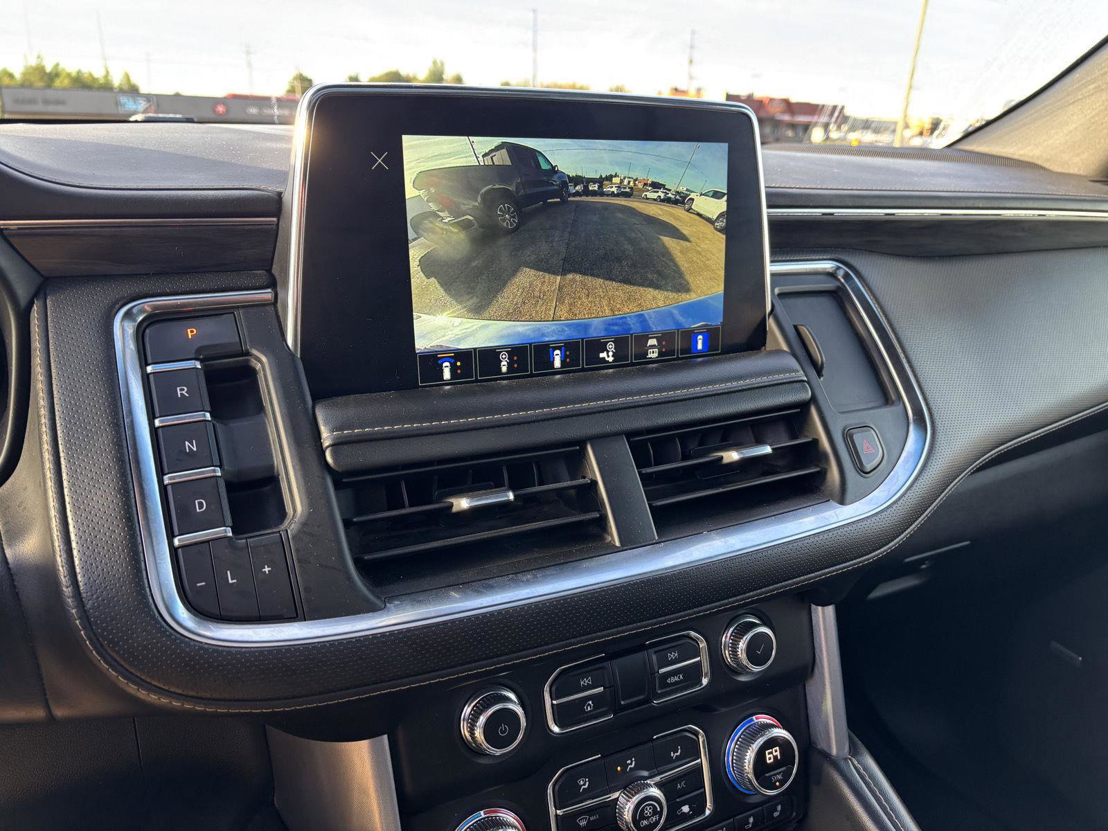 Used 2022 GMC Yukon XL SLT w/ SLT Premium Package image 16