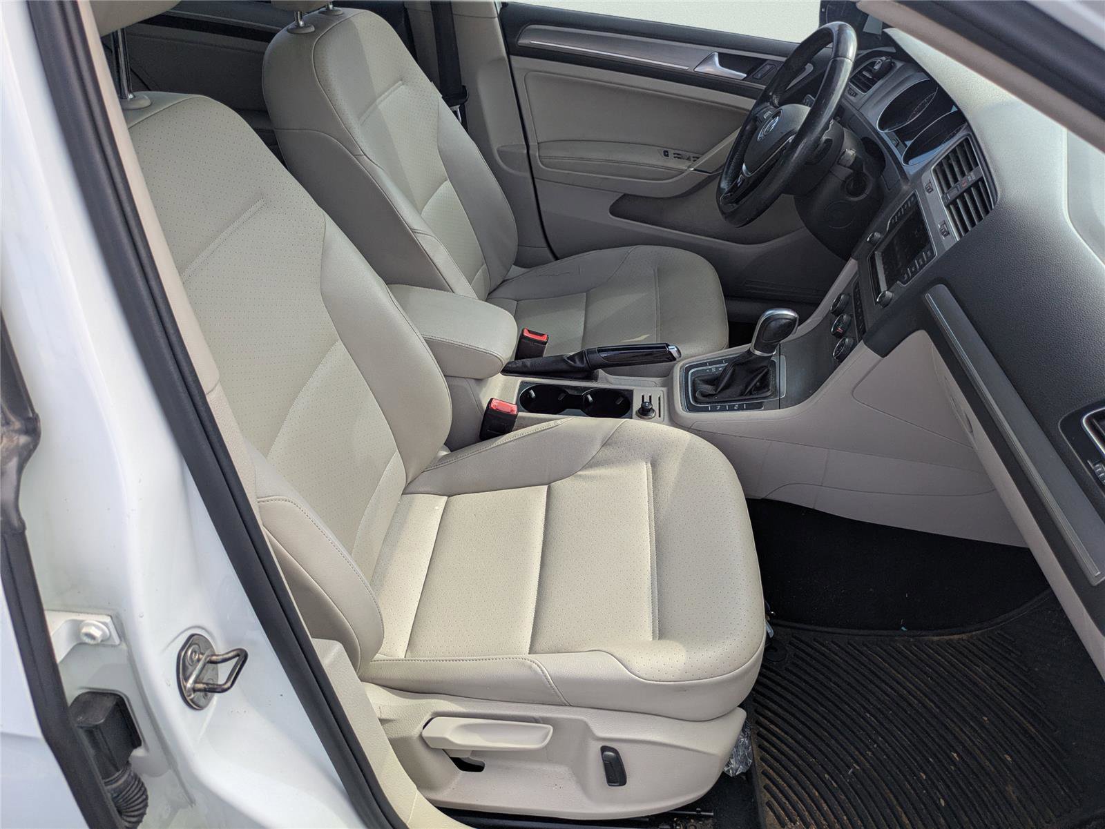 Used 2016 Volkswagen Golf SE w/ Lighting Package image 17