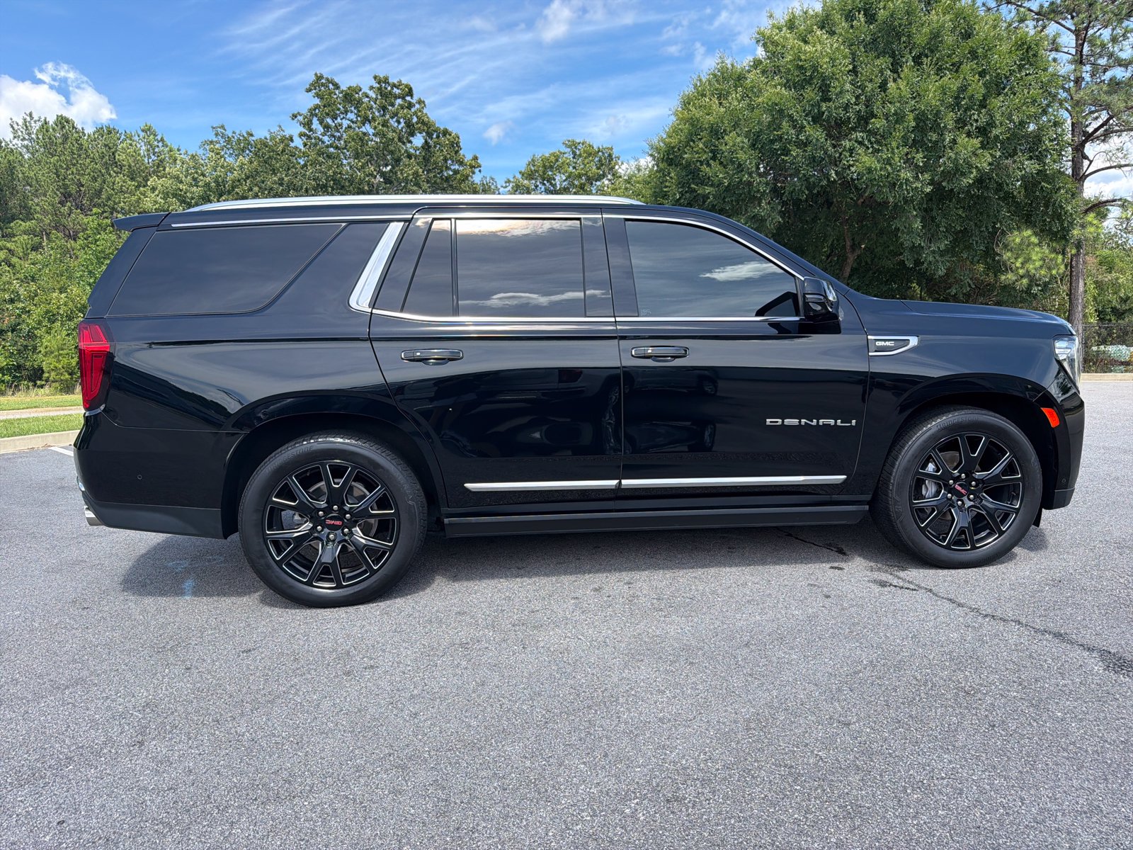 Used 2023 GMC Yukon Denali w/ Denali Reserve Package AWD/4WD image 13
