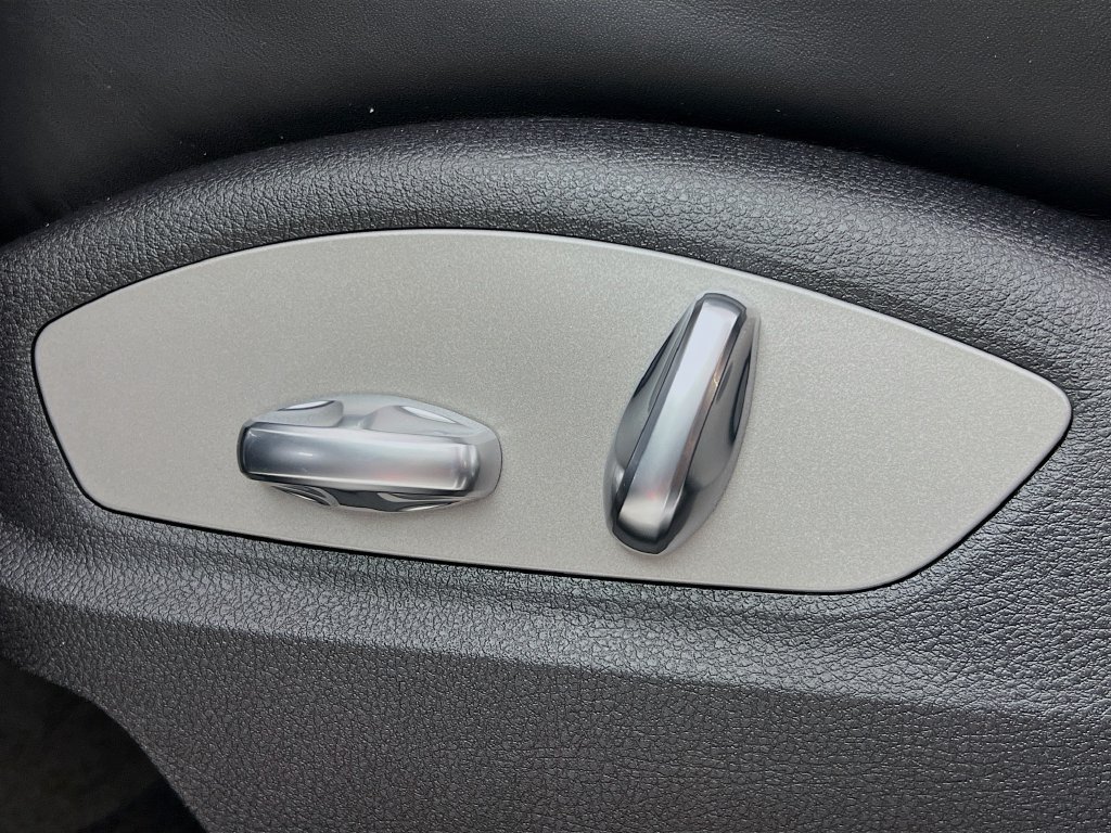 Certified 2026 Porsche Macan Turbo AWD/4WD image 22