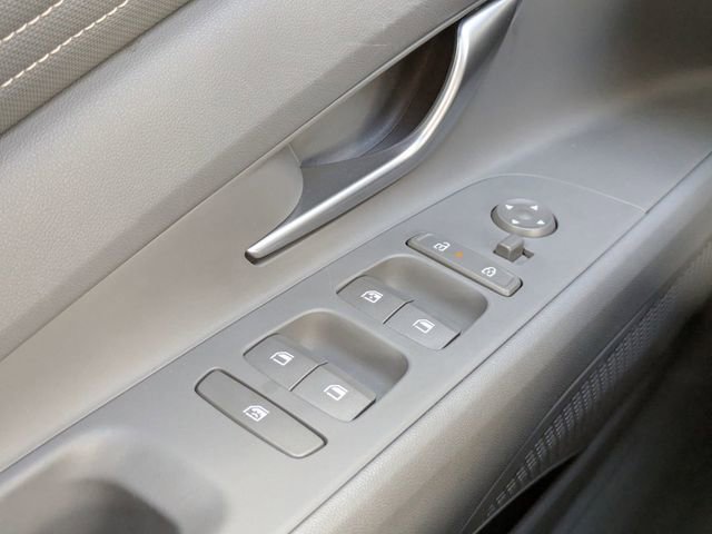 Used 2025 Hyundai Elantra SEL image 24