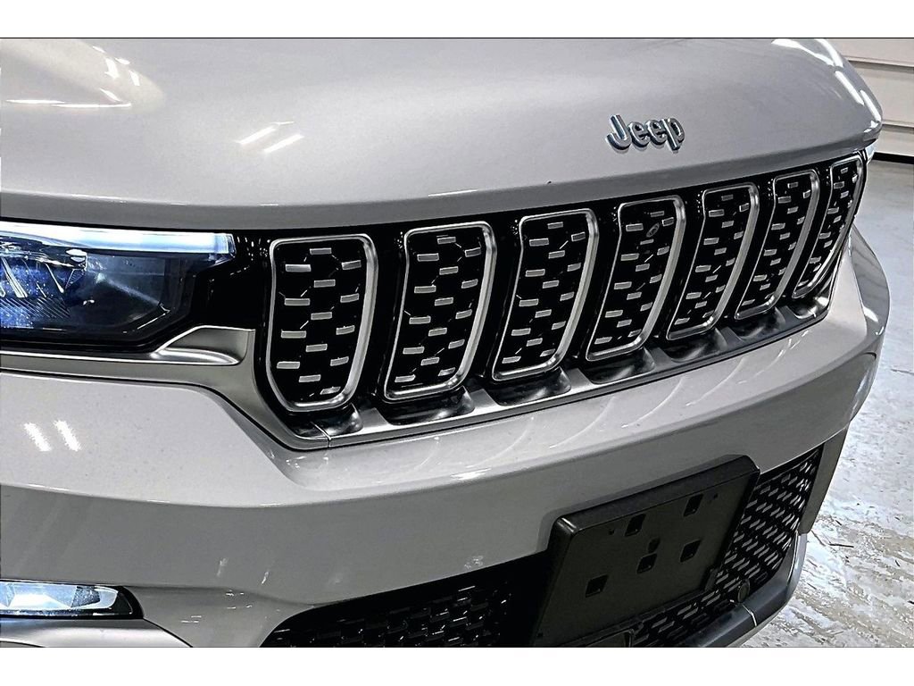 Used 2024 Jeep Grand Cherokee Summit w/ Luxury Tech Group V image 32