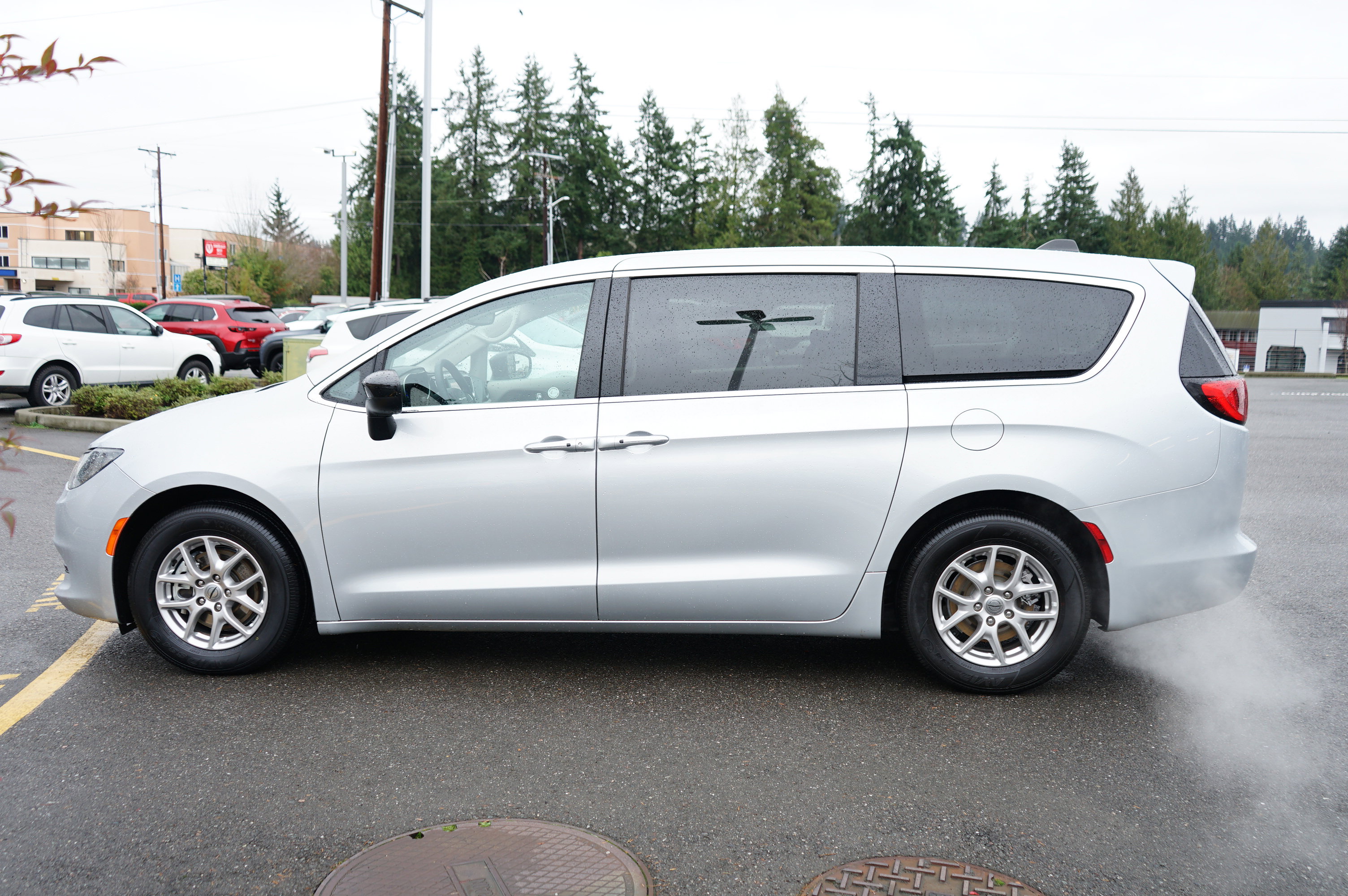 Used 2024 Chrysler Voyager LX image 3