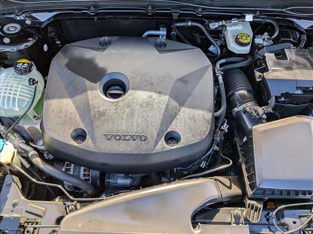 Used 2022 Volvo XC40 T4 Momentum image 22